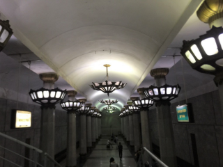 地下鉄駅は駅名に因んだデザインになっている。